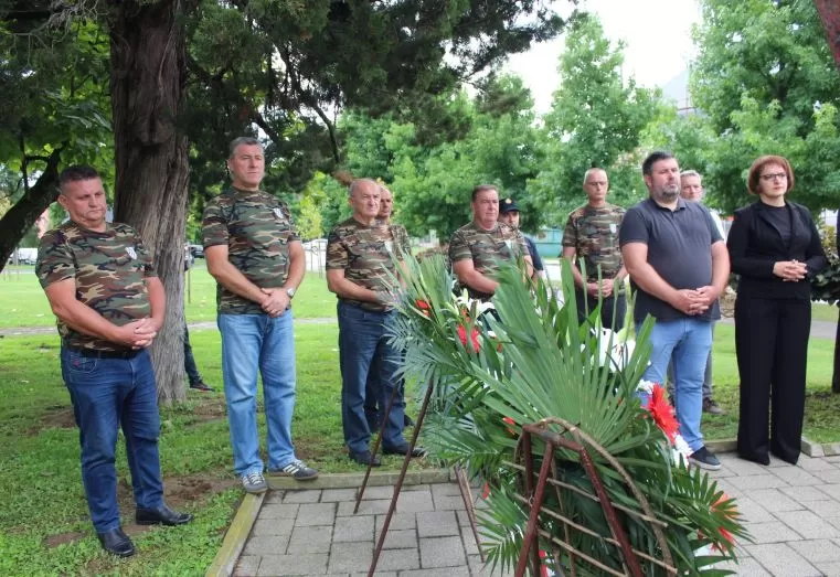 Polaganjem vijenaca i paljenjem svijeća u Pleternici odana počast poginulim braniteljima 