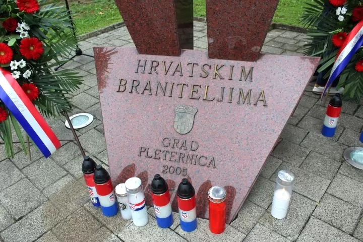 Polaganjem vijenaca i paljenjem svijeća u Pleternici odana počast poginulim braniteljima 