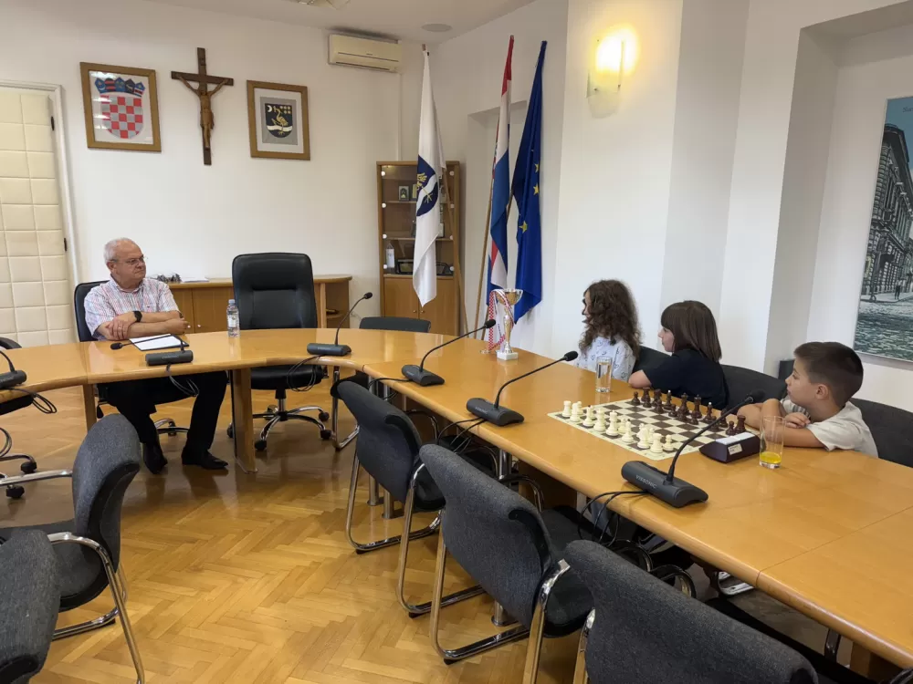 Gradonačelnik Duspara primio mlade šahovske prvake: Elenu Kauk, Blagu Martinovića i Josipu Gašparac