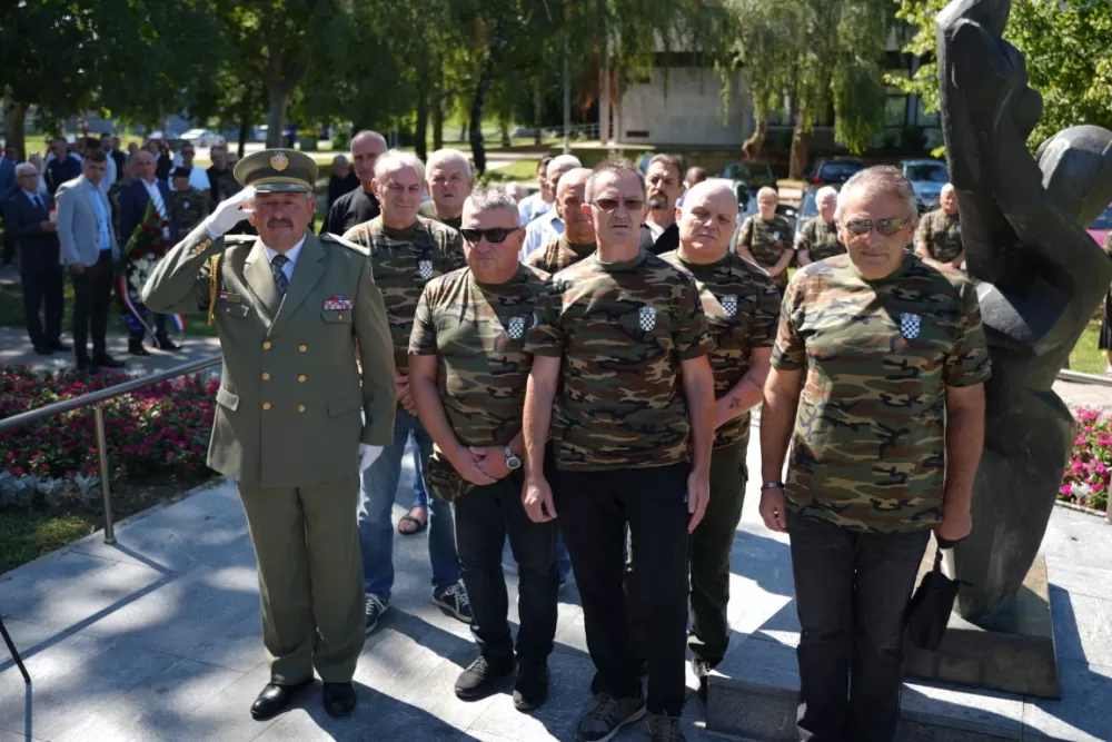 Uz čitanje imena čija se nalaze na Spomeniku odana počast za sve poginule i pale branitelje