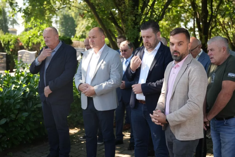 Uz čitanje imena čija se nalaze na Spomeniku odana počast za sve poginule i pale branitelje