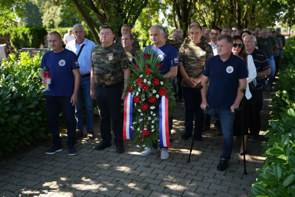 Uz čitanje imena čija se nalaze na Spomeniku odana počast za sve poginule i pale branitelje