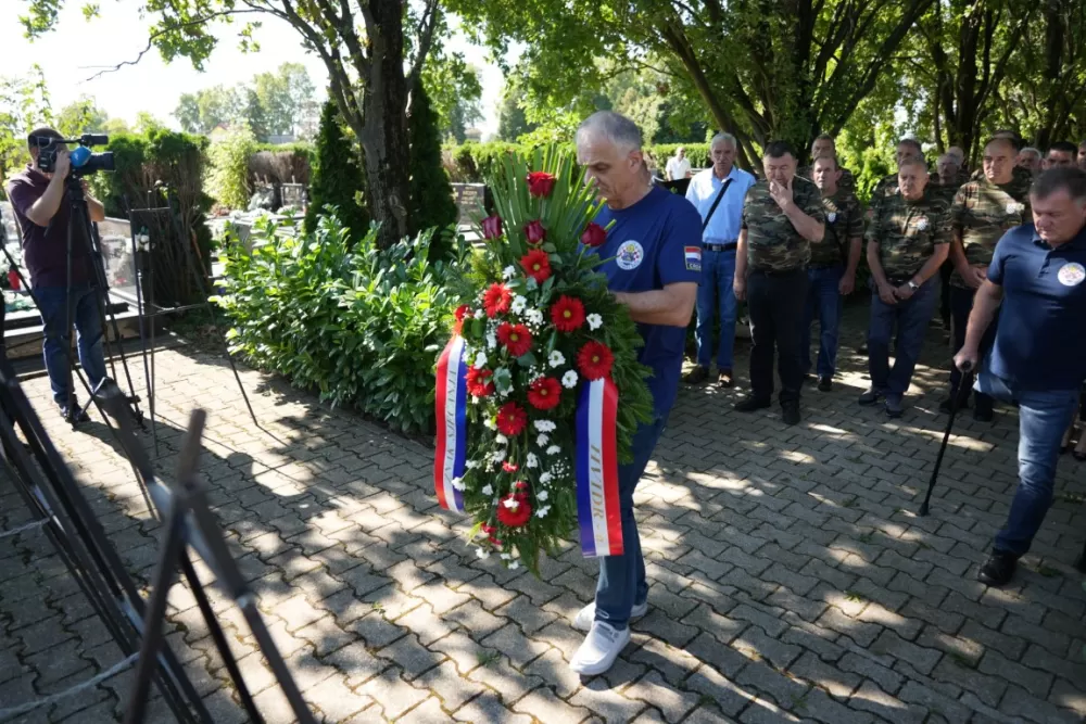 Uz čitanje imena čija se nalaze na Spomeniku odana počast za sve poginule i pale branitelje