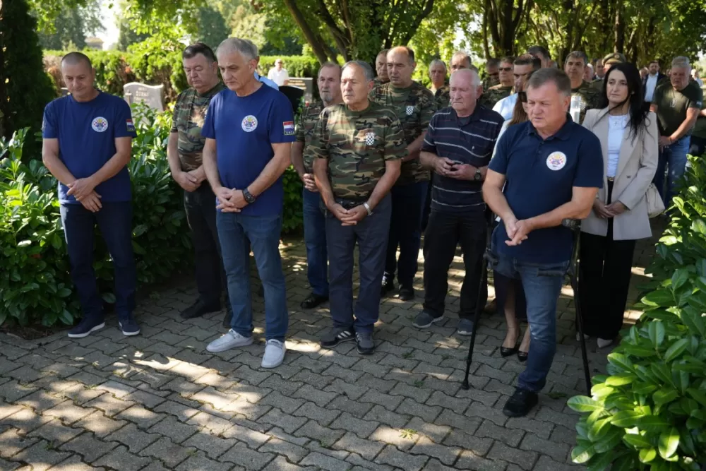 Uz čitanje imena čija se nalaze na Spomeniku odana počast za sve poginule i pale branitelje