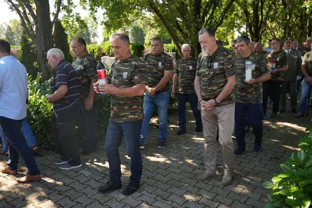 Uz čitanje imena čija se nalaze na Spomeniku odana počast za sve poginule i pale branitelje