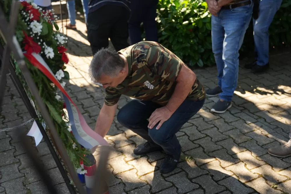 Uz čitanje imena čija se nalaze na Spomeniku odana počast za sve poginule i pale branitelje