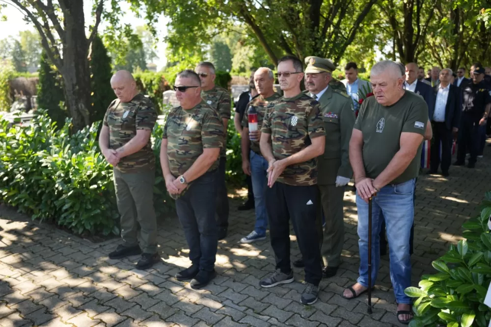 Uz čitanje imena čija se nalaze na Spomeniku odana počast za sve poginule i pale branitelje