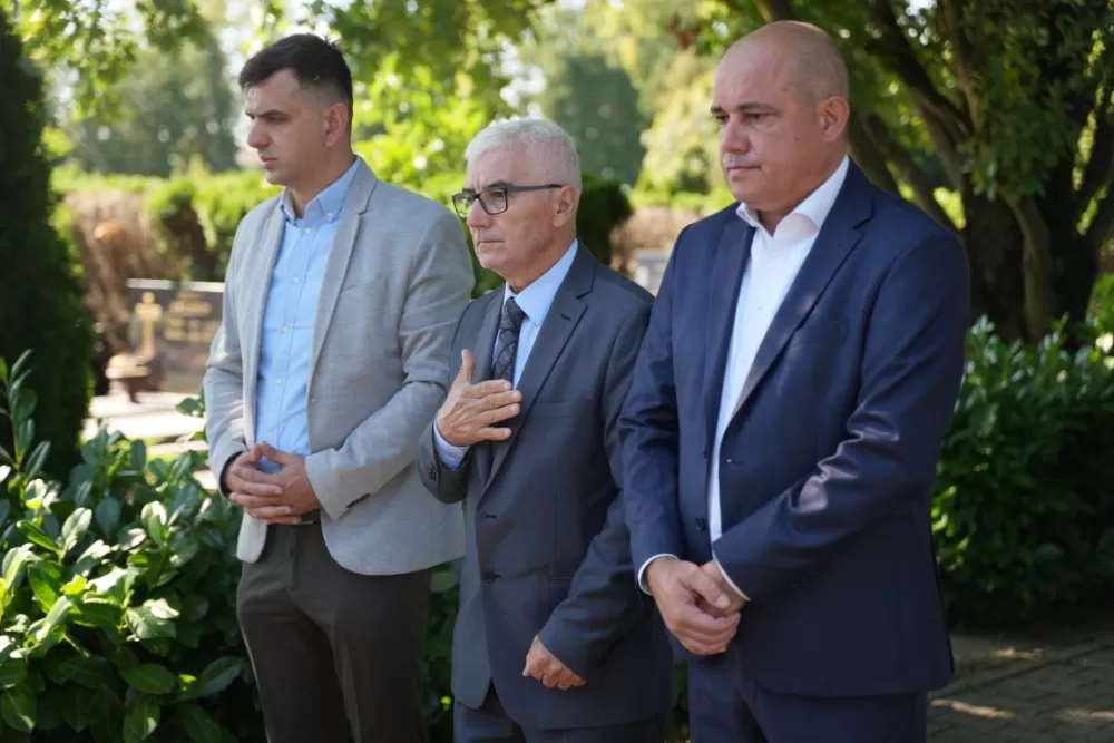 Uz čitanje imena čija se nalaze na Spomeniku odana počast za sve poginule i pale branitelje