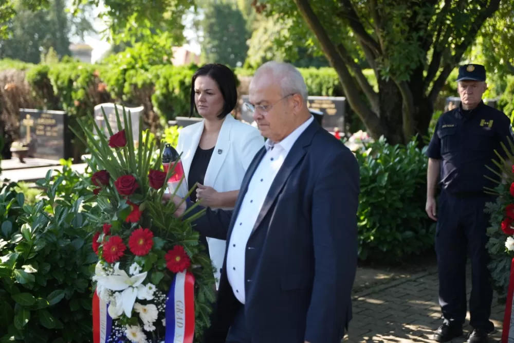 Uz čitanje imena čija se nalaze na Spomeniku odana počast za sve poginule i pale branitelje