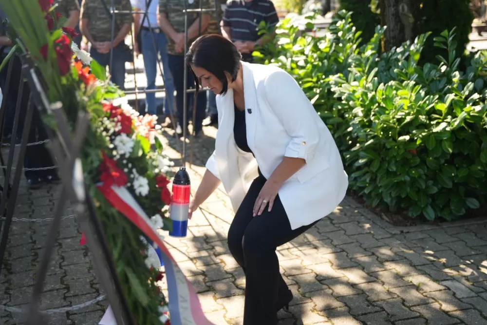 Uz čitanje imena čija se nalaze na Spomeniku odana počast za sve poginule i pale branitelje