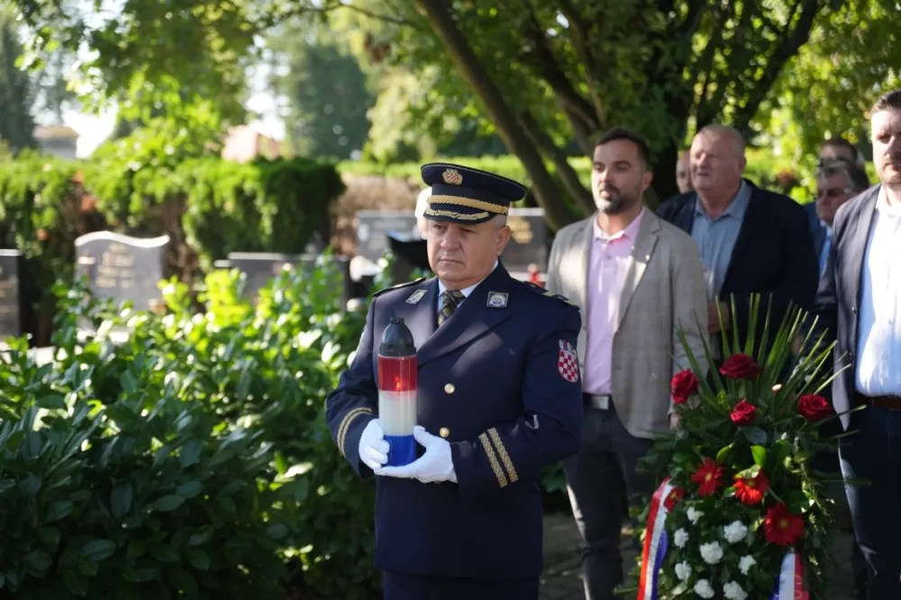Uz čitanje imena čija se nalaze na Spomeniku odana počast za sve poginule i pale branitelje