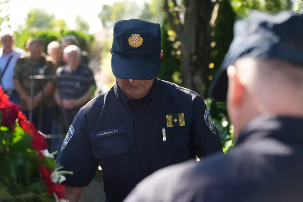 Uz čitanje imena čija se nalaze na Spomeniku odana počast za sve poginule i pale branitelje