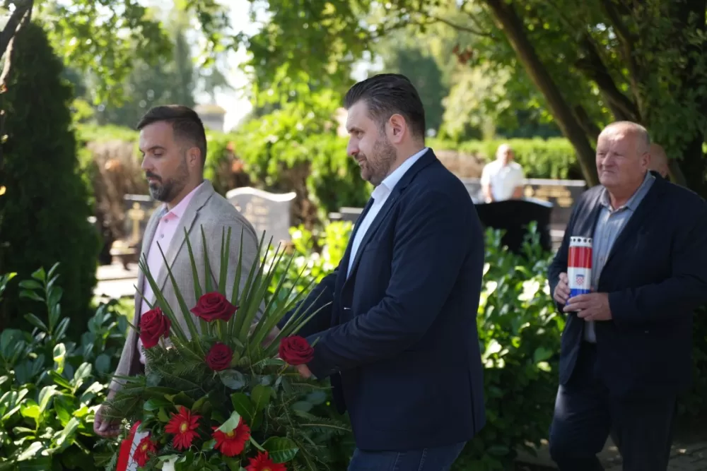 Uz čitanje imena čija se nalaze na Spomeniku odana počast za sve poginule i pale branitelje
