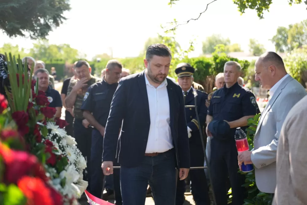 Uz čitanje imena čija se nalaze na Spomeniku odana počast za sve poginule i pale branitelje