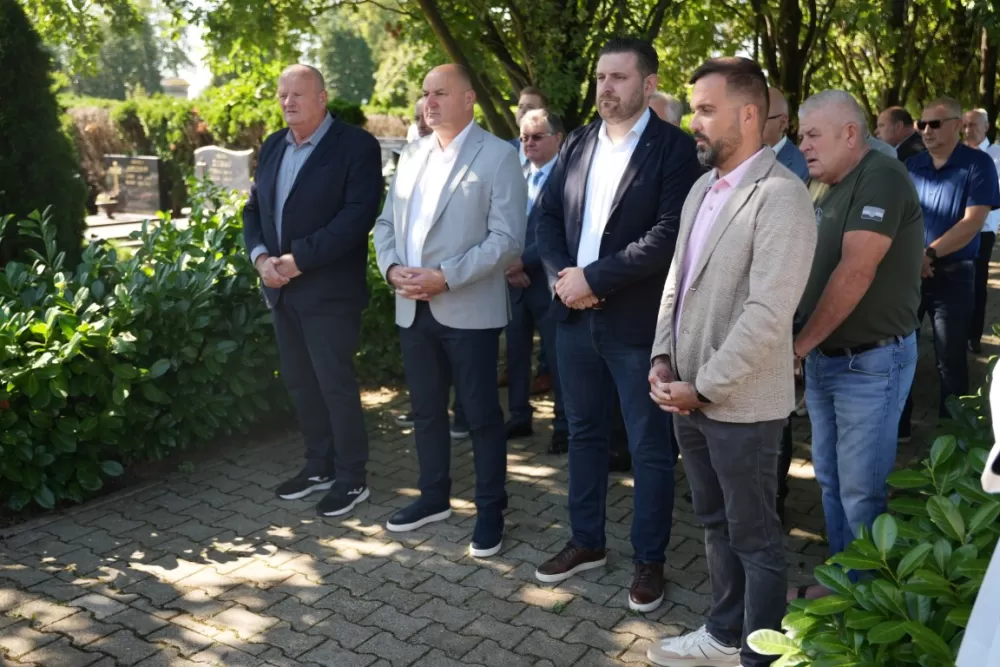 Uz čitanje imena čija se nalaze na Spomeniku odana počast za sve poginule i pale branitelje