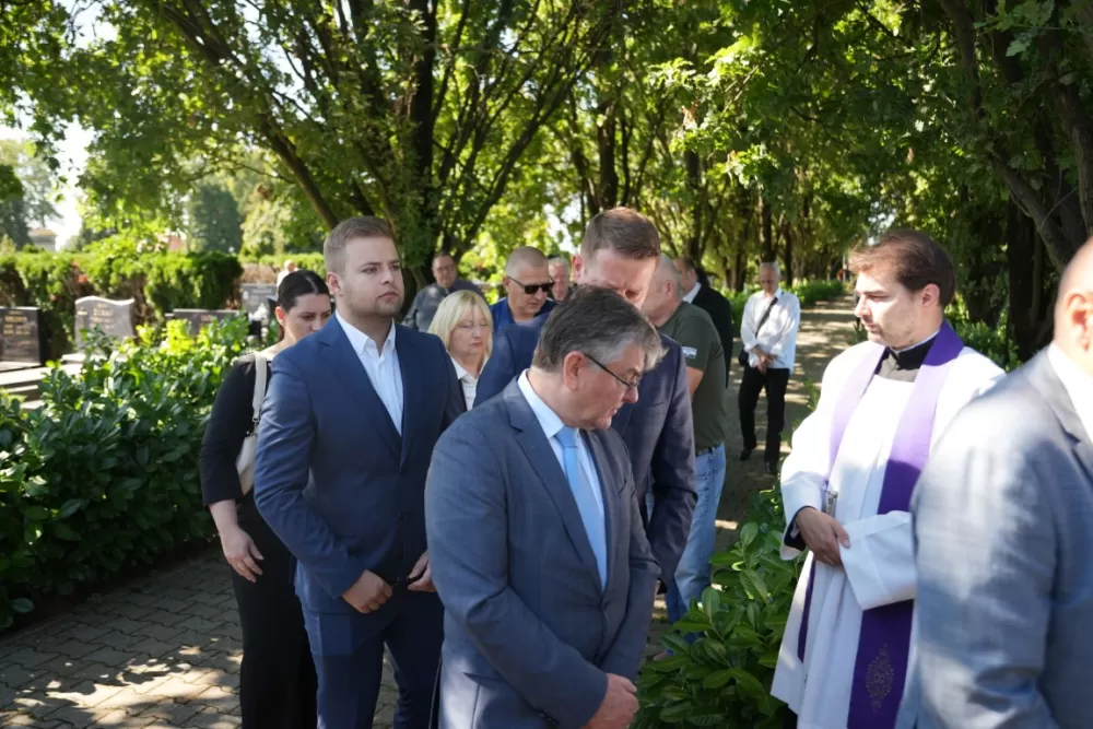Uz čitanje imena čija se nalaze na Spomeniku odana počast za sve poginule i pale branitelje