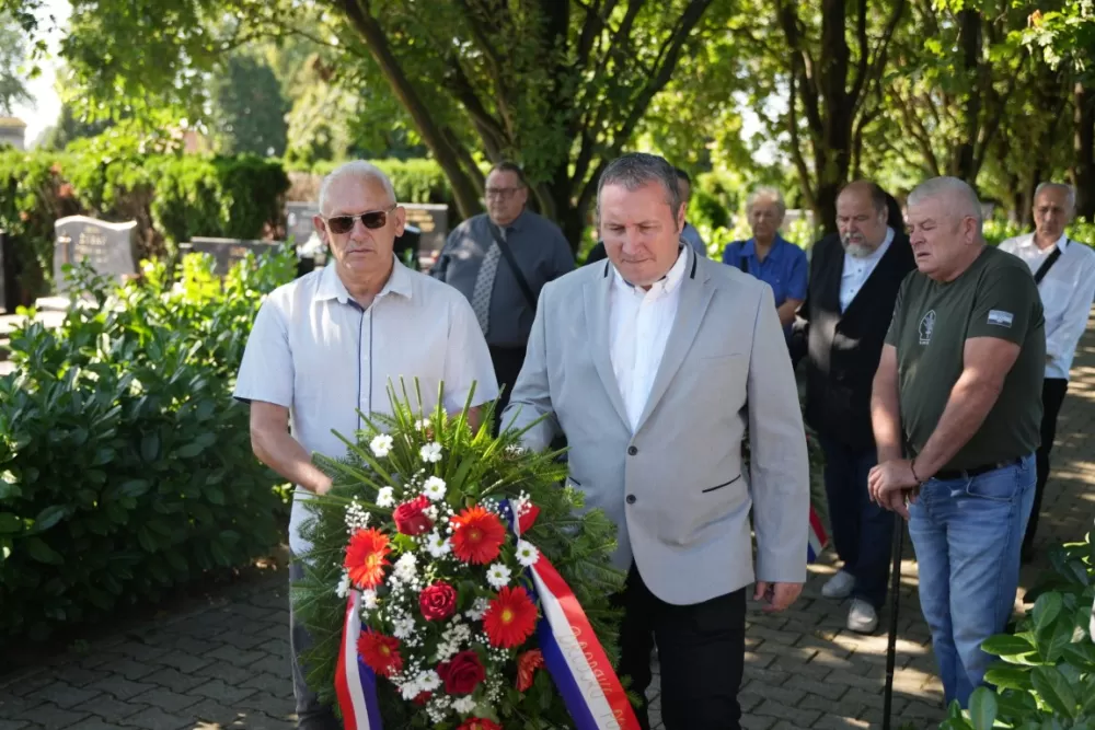 Uz čitanje imena čija se nalaze na Spomeniku odana počast za sve poginule i pale branitelje