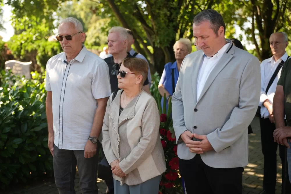 Uz čitanje imena čija se nalaze na Spomeniku odana počast za sve poginule i pale branitelje