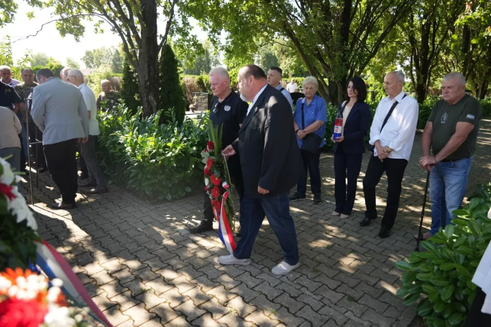 Uz čitanje imena čija se nalaze na Spomeniku odana počast za sve poginule i pale branitelje