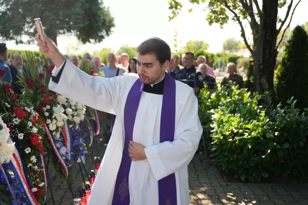 Uz čitanje imena čija se nalaze na Spomeniku odana počast za sve poginule i pale branitelje