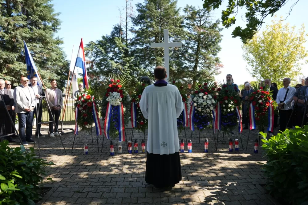 Uz čitanje imena čija se nalaze na Spomeniku odana počast za sve poginule i pale branitelje
