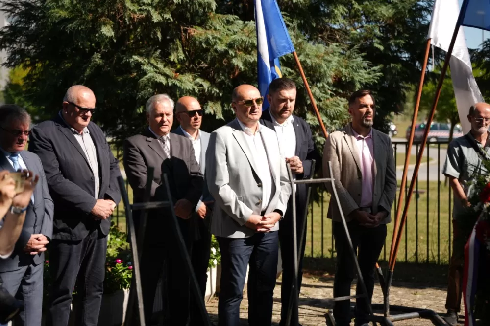 Uz čitanje imena čija se nalaze na Spomeniku odana počast za sve poginule i pale branitelje
