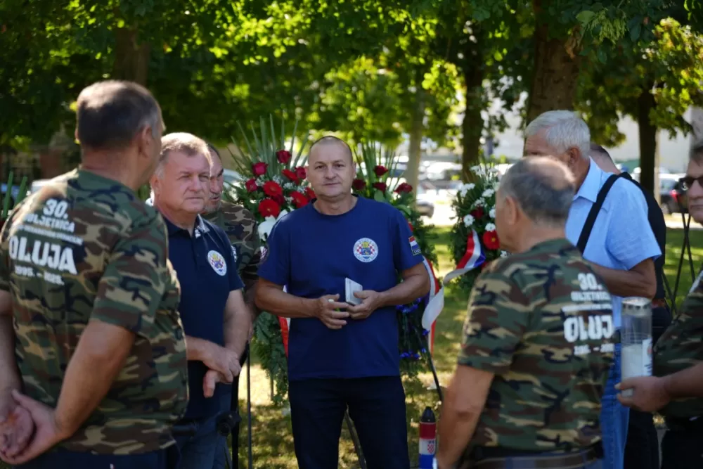 Uz čitanje imena čija se nalaze na Spomeniku odana počast za sve poginule i pale branitelje