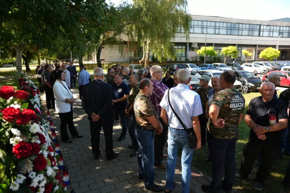 Uz čitanje imena čija se nalaze na Spomeniku odana počast za sve poginule i pale branitelje