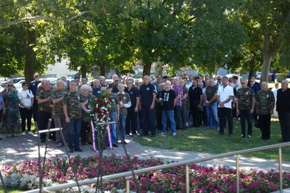 Uz čitanje imena čija se nalaze na Spomeniku odana počast za sve poginule i pale branitelje