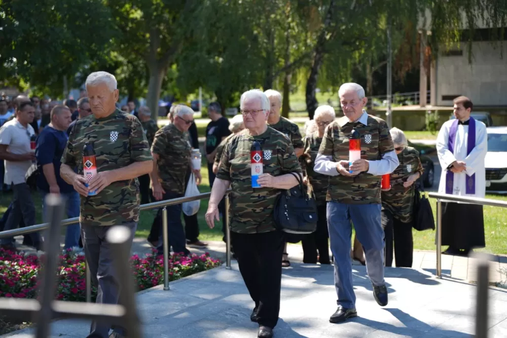 Uz čitanje imena čija se nalaze na Spomeniku odana počast za sve poginule i pale branitelje