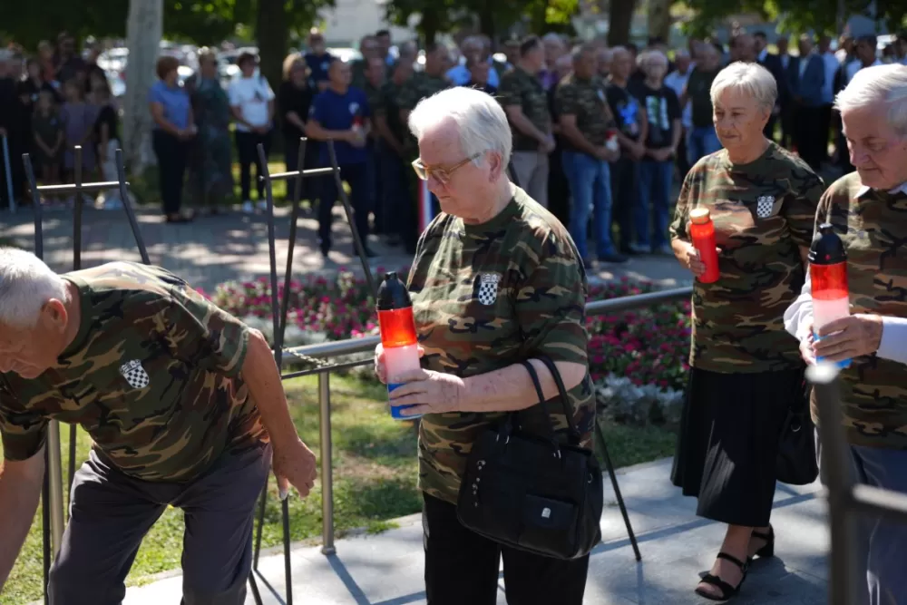 Uz čitanje imena čija se nalaze na Spomeniku odana počast za sve poginule i pale branitelje