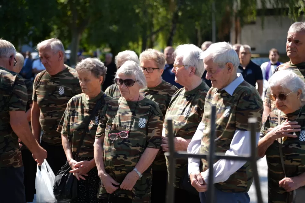 Uz čitanje imena čija se nalaze na Spomeniku odana počast za sve poginule i pale branitelje