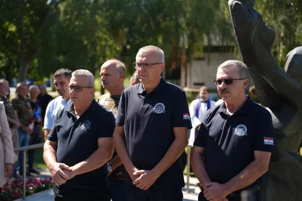 Uz čitanje imena čija se nalaze na Spomeniku odana počast za sve poginule i pale branitelje