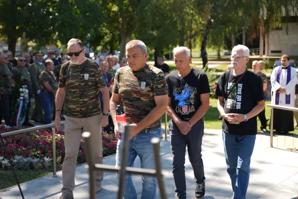 Uz čitanje imena čija se nalaze na Spomeniku odana počast za sve poginule i pale branitelje