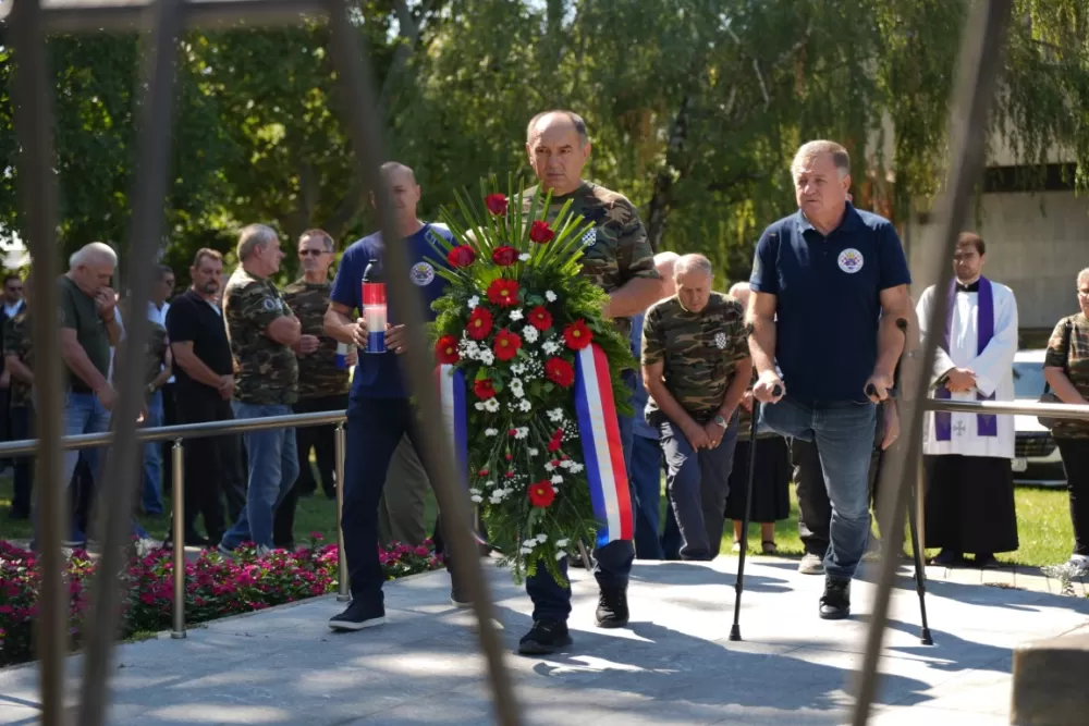 Uz čitanje imena čija se nalaze na Spomeniku odana počast za sve poginule i pale branitelje