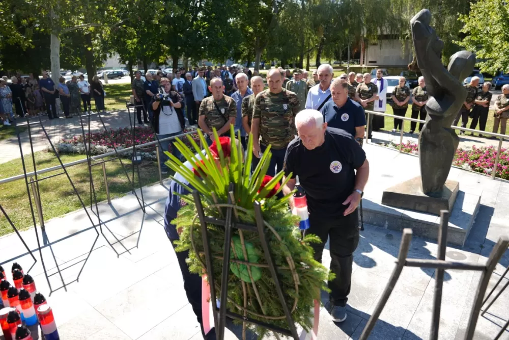 Uz čitanje imena čija se nalaze na Spomeniku odana počast za sve poginule i pale branitelje
