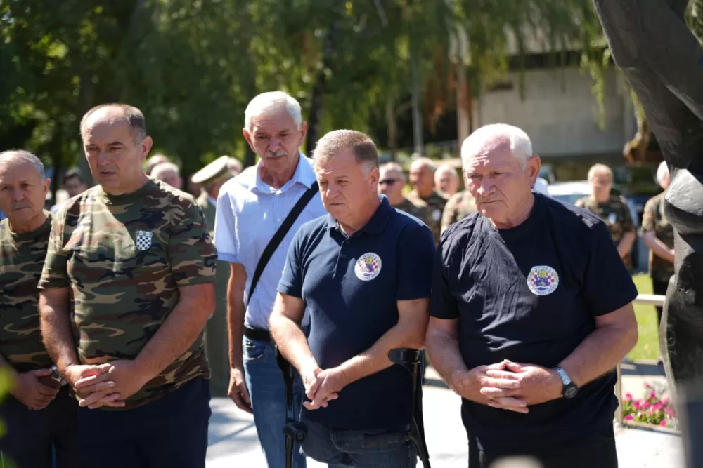 Uz čitanje imena čija se nalaze na Spomeniku odana počast za sve poginule i pale branitelje