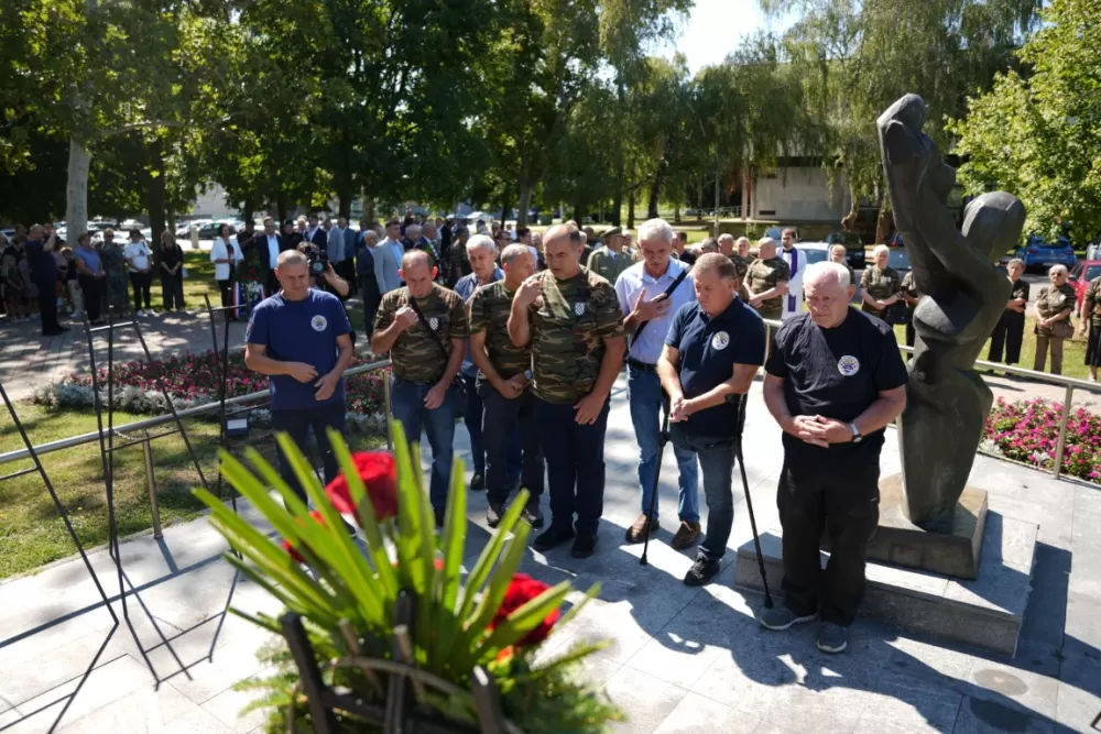 Uz čitanje imena čija se nalaze na Spomeniku odana počast za sve poginule i pale branitelje