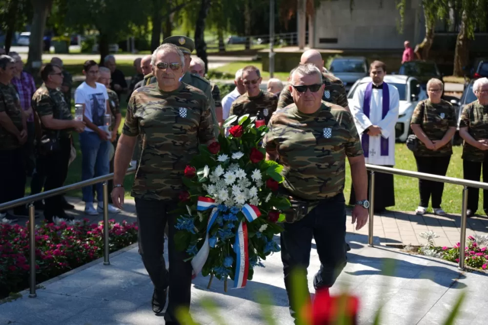 Uz čitanje imena čija se nalaze na Spomeniku odana počast za sve poginule i pale branitelje