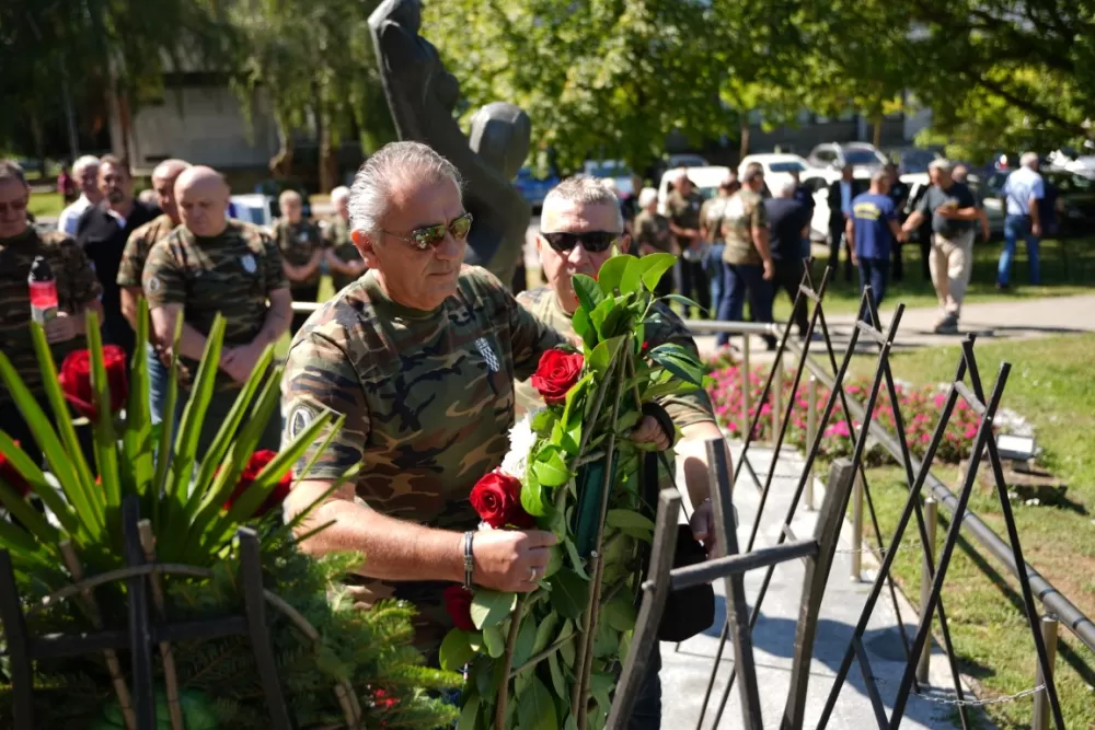 Uz čitanje imena čija se nalaze na Spomeniku odana počast za sve poginule i pale branitelje