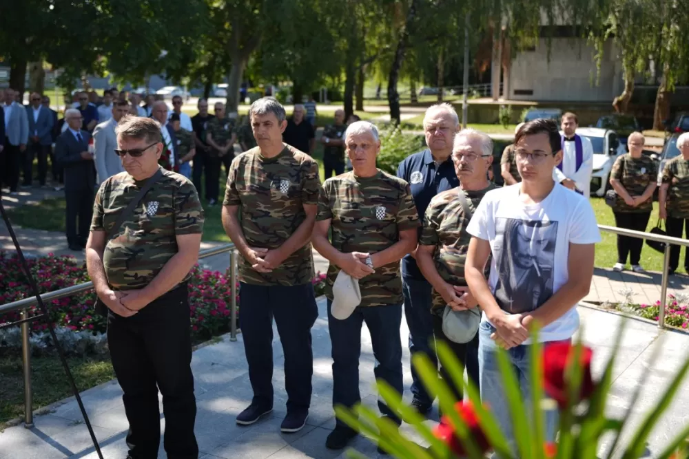 Uz čitanje imena čija se nalaze na Spomeniku odana počast za sve poginule i pale branitelje
