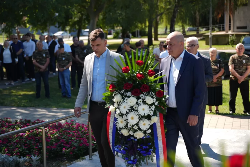 Uz čitanje imena čija se nalaze na Spomeniku odana počast za sve poginule i pale branitelje