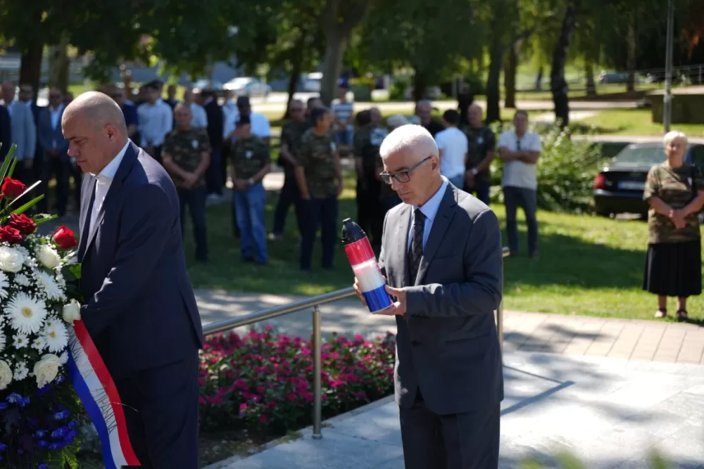 Uz čitanje imena čija se nalaze na Spomeniku odana počast za sve poginule i pale branitelje