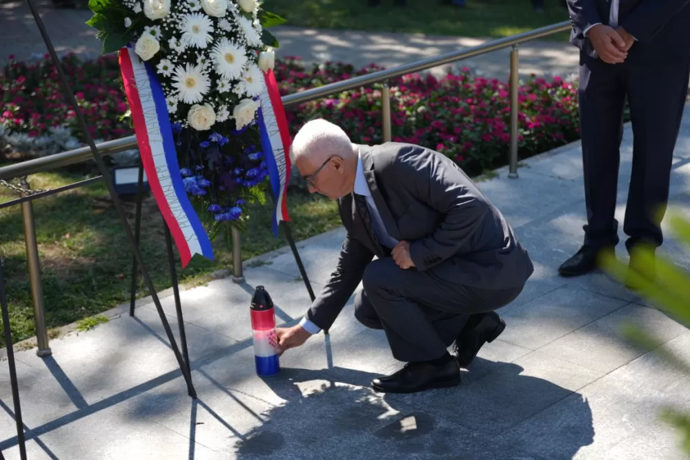 Uz čitanje imena čija se nalaze na Spomeniku odana počast za sve poginule i pale branitelje