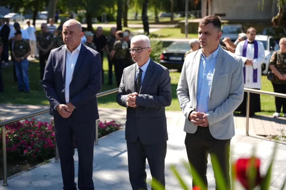 Uz čitanje imena čija se nalaze na Spomeniku odana počast za sve poginule i pale branitelje