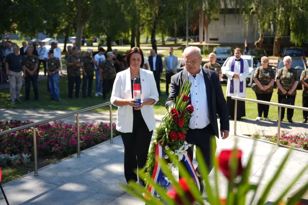 Uz čitanje imena čija se nalaze na Spomeniku odana počast za sve poginule i pale branitelje