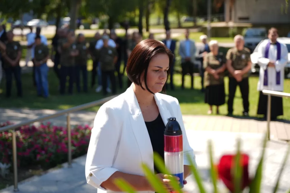 Uz čitanje imena čija se nalaze na Spomeniku odana počast za sve poginule i pale branitelje