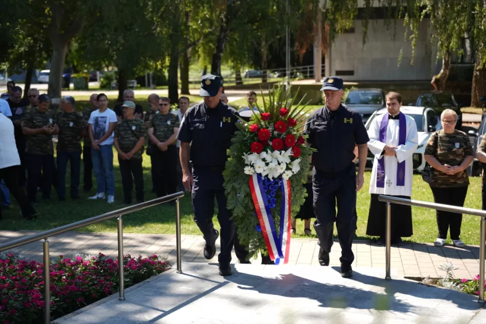 Uz čitanje imena čija se nalaze na Spomeniku odana počast za sve poginule i pale branitelje