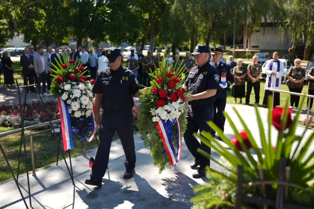 Uz čitanje imena čija se nalaze na Spomeniku odana počast za sve poginule i pale branitelje