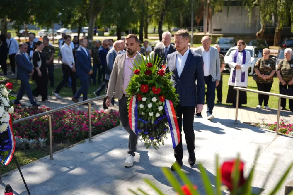 Uz čitanje imena čija se nalaze na Spomeniku odana počast za sve poginule i pale branitelje